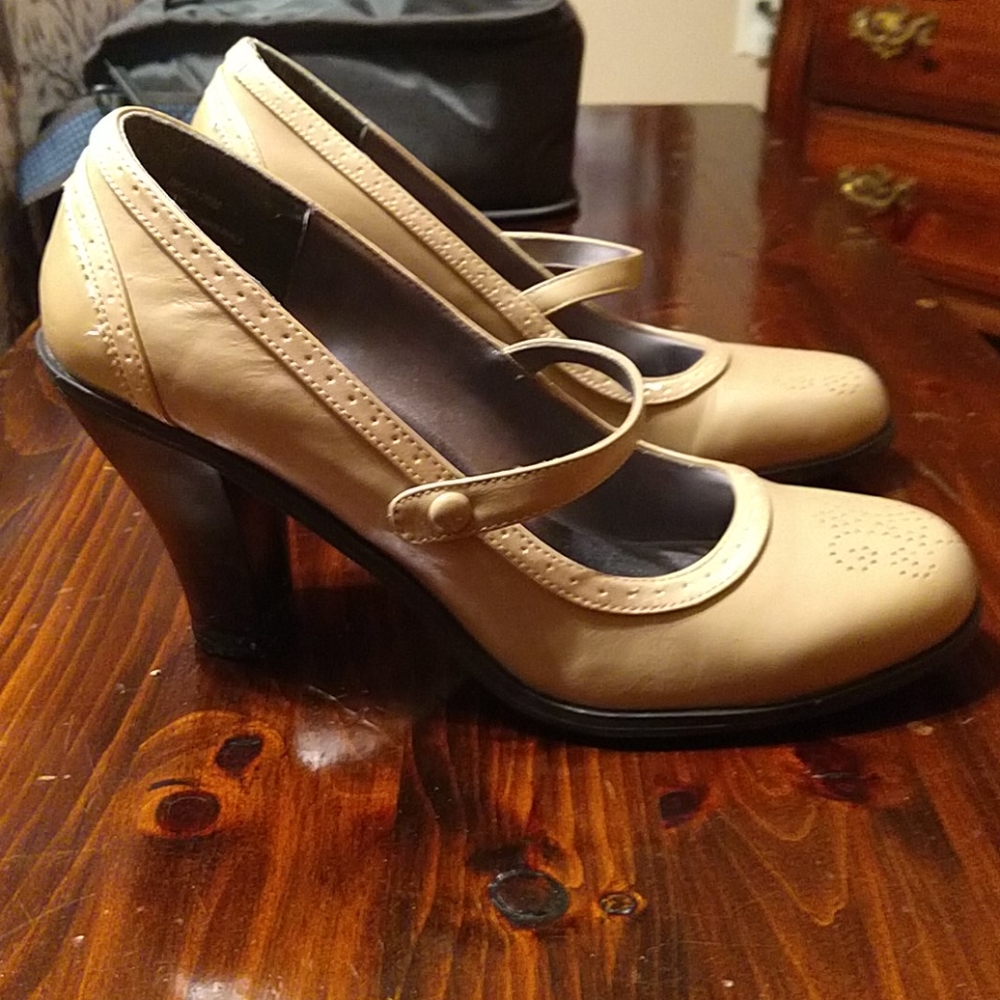 Shoes - Picture 3 of 7